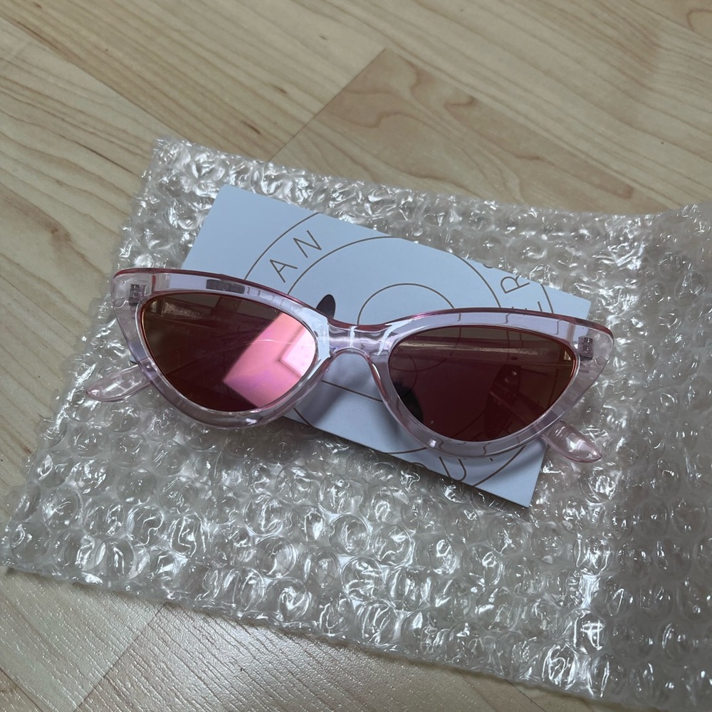 [Urban Outfitters] Pink Cat-Eye Sunglasses with Rosy Tint